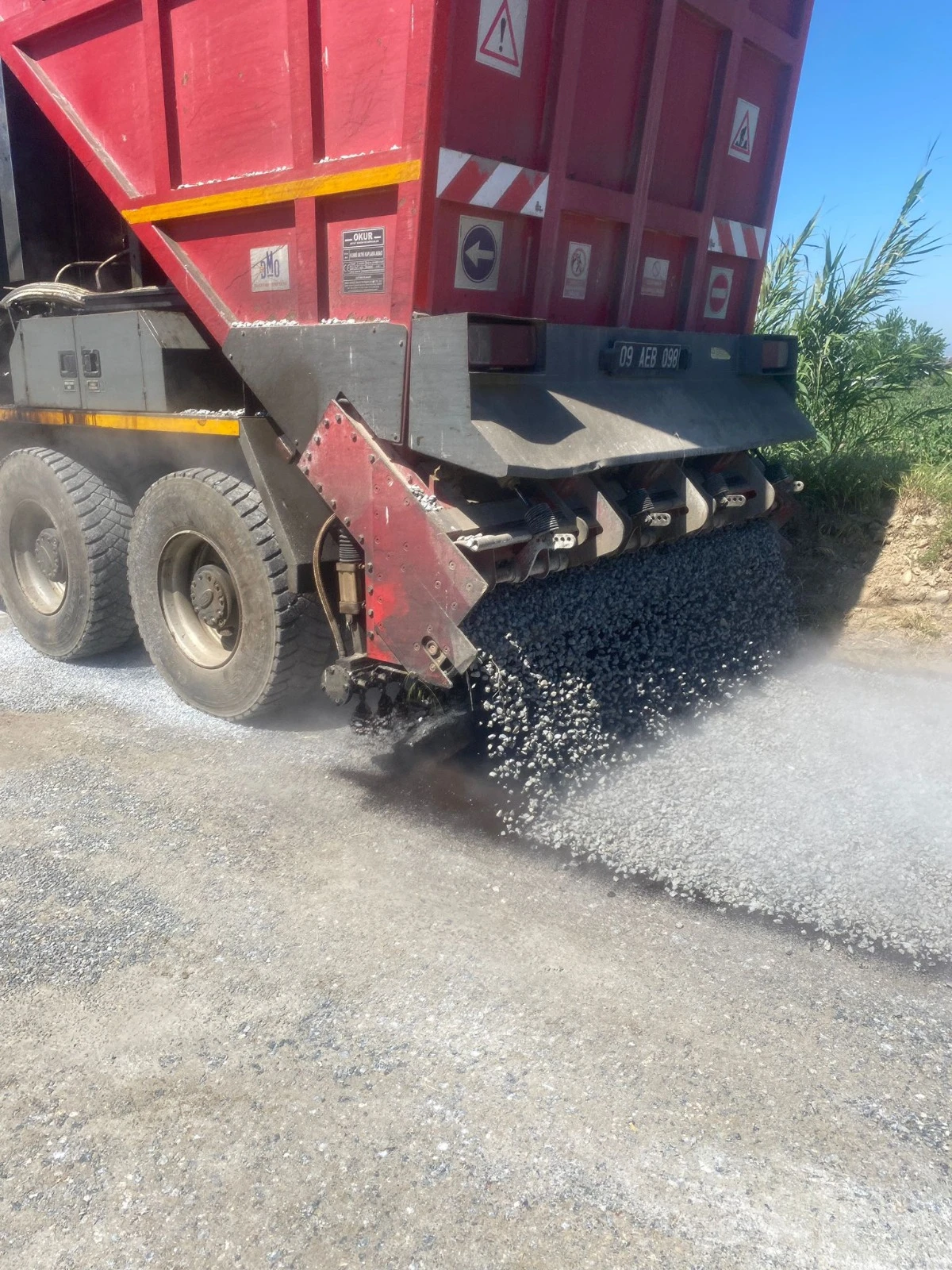 EFELER BELEDİYESİ YOL KONFORU VE GÜVENLİĞİ İÇİN ÇALIŞMALARINA DEVAM EDİYOR