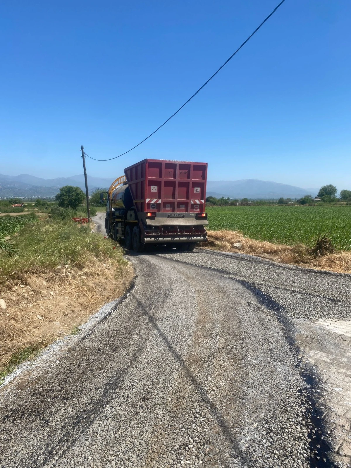 EFELER BELEDİYESİ YOL KONFORU VE GÜVENLİĞİ İÇİN ÇALIŞMALARINA DEVAM EDİYOR