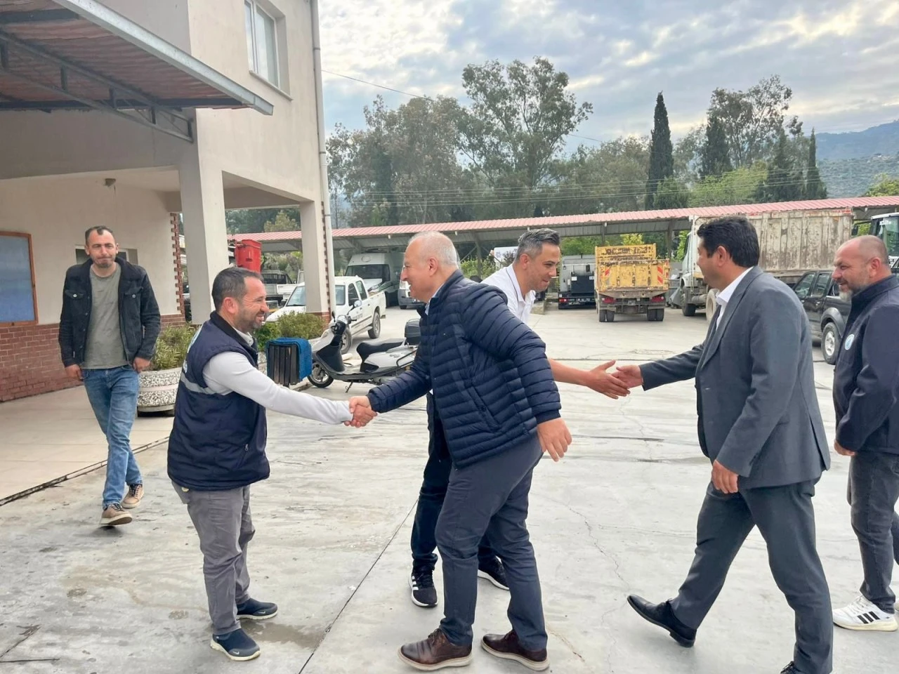 BAŞKAN KIVRAK, 1 MAYIS’TA GÖREVİ BAŞINDAKİ PERSONELİ YALNIZ BIRAKMADI