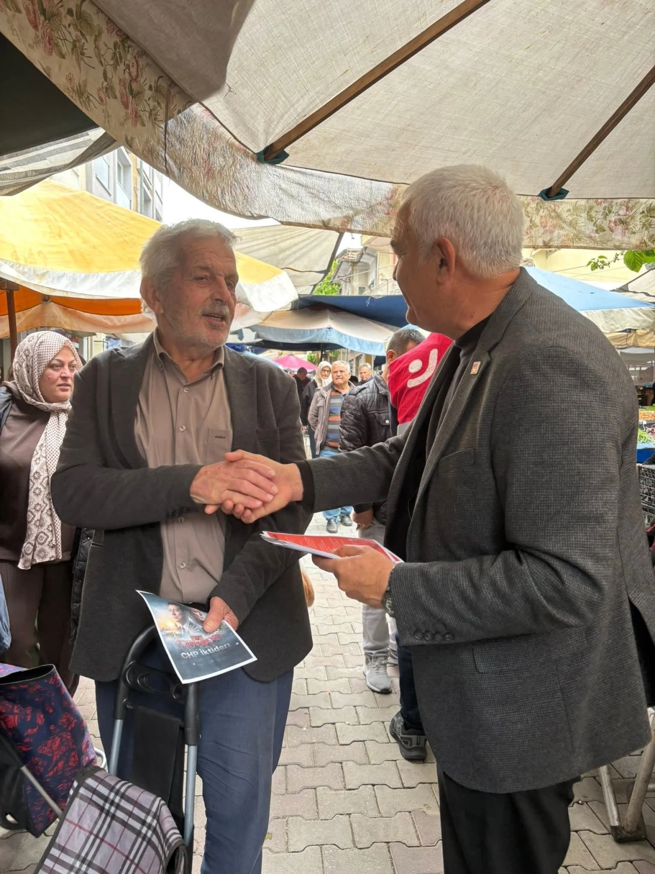 CHP KOÇARLI’DA SAHAYA İNDİ: SEÇİM STARTI PAZAR YERİNDEN VERİLDİ