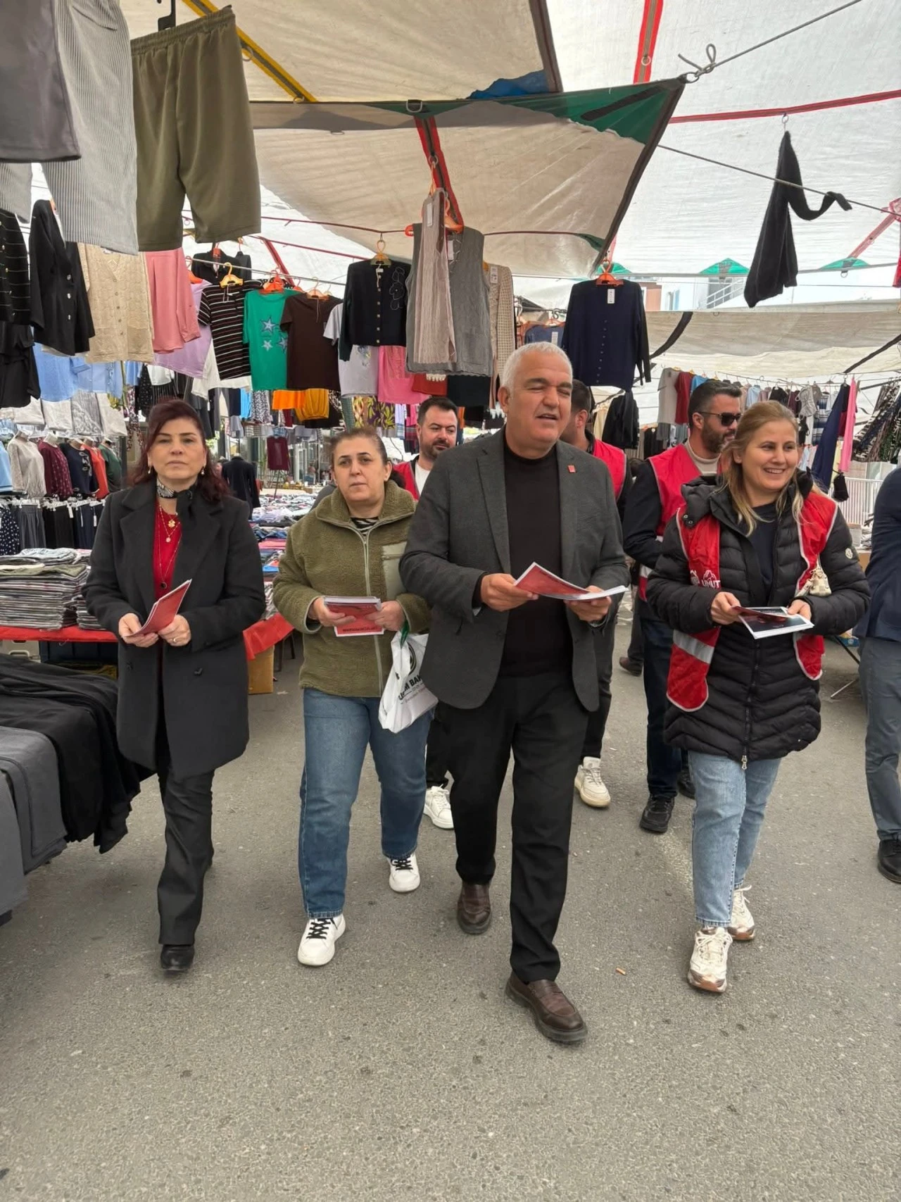 CHP KOÇARLI’DA SAHAYA İNDİ: SEÇİM STARTI PAZAR YERİNDEN VERİLDİ