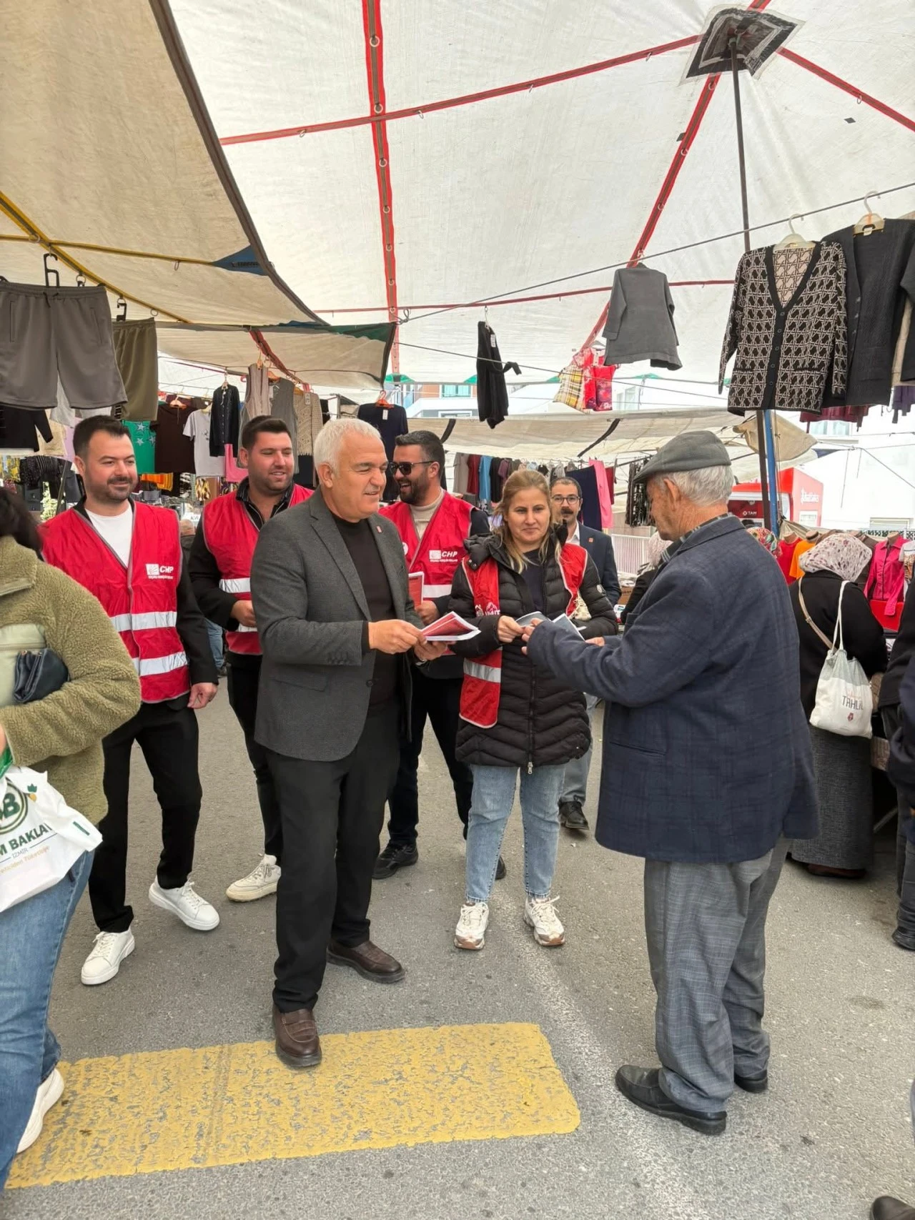 CHP KOÇARLI’DA SAHAYA İNDİ: SEÇİM STARTI PAZAR YERİNDEN VERİLDİ