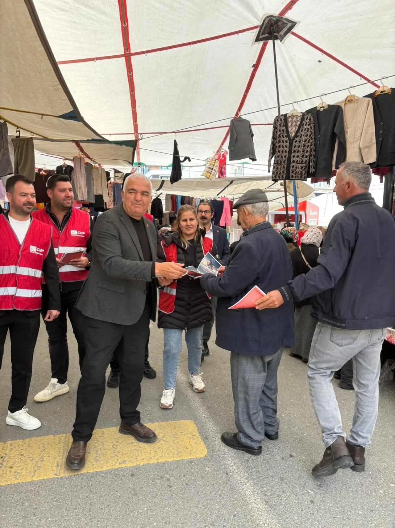CHP KOÇARLI’DA SAHAYA İNDİ: SEÇİM STARTI PAZAR YERİNDEN VERİLDİ