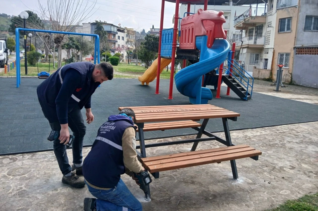 EFELER’DE PARKLAR YENİLENİYOR:  BAŞKAN ANIL YETİŞKİN İLE YEŞİL ALANLAR NEFES ALIYOR
