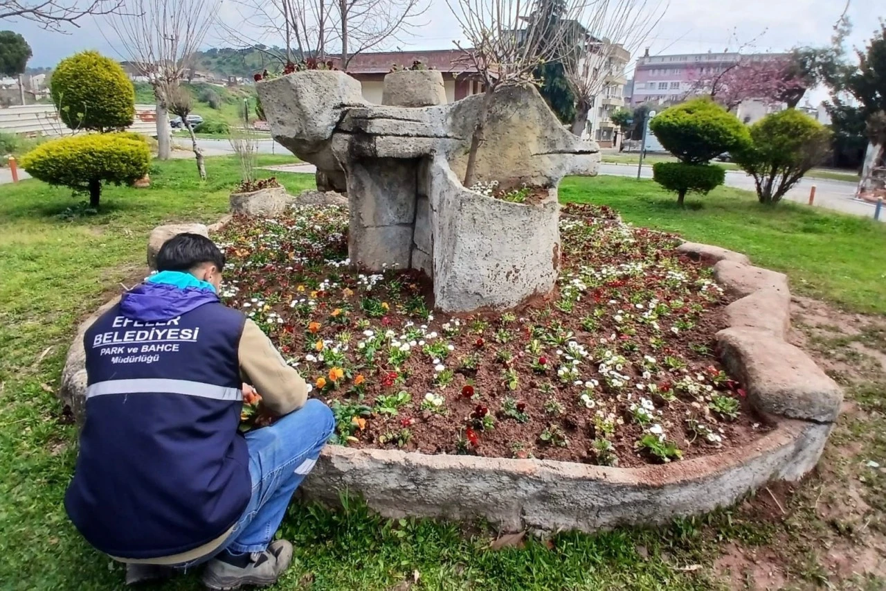 EFELER’DE PARKLAR YENİLENİYOR:  BAŞKAN ANIL YETİŞKİN İLE YEŞİL ALANLAR NEFES ALIYOR