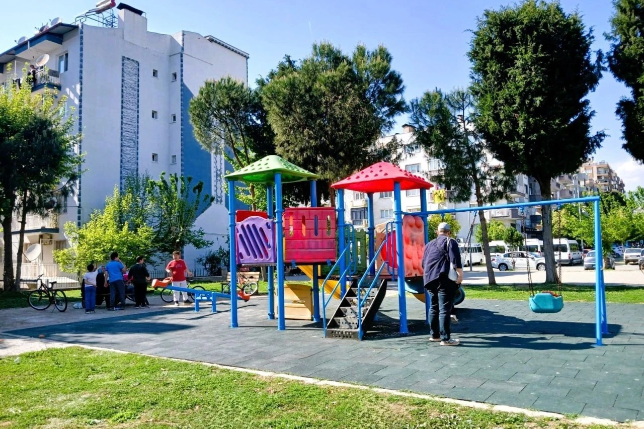 EFELER’DE PARKLAR YENİLENİYOR:  BAŞKAN ANIL YETİŞKİN İLE YEŞİL ALANLAR NEFES ALIYOR