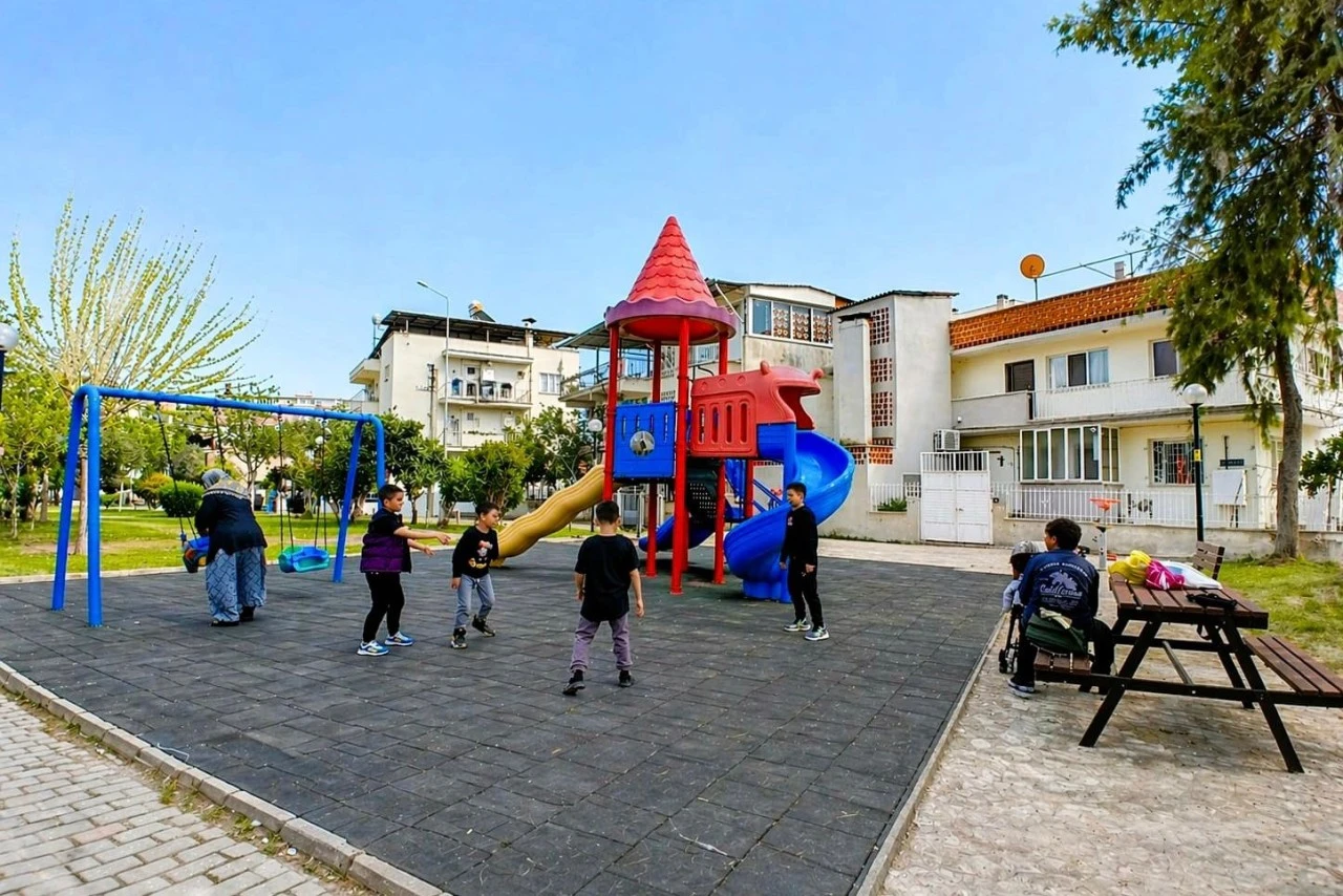 EFELER’DE PARKLAR YENİLENİYOR:  BAŞKAN ANIL YETİŞKİN İLE YEŞİL ALANLAR NEFES ALIYOR
