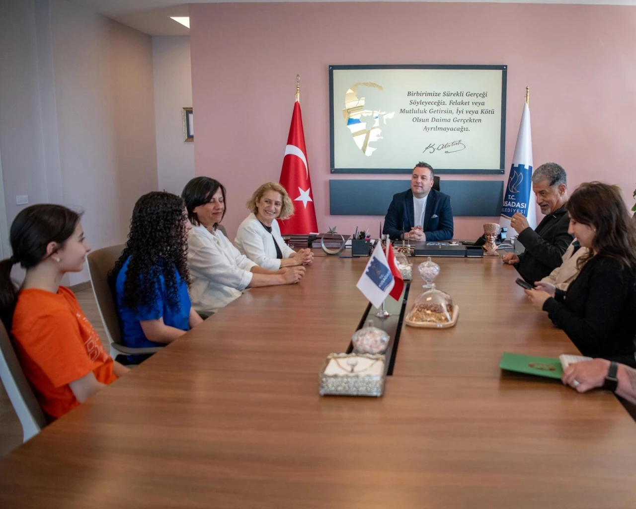 BELEDİYE BAŞKAN VEKİLİ TAHSİN DEMİRTAŞ, SANAT VE EDEBİYAT ALANINDA DERECE ALAN ÖĞRENCİLERİ MAKAMINDA AĞIRLADI