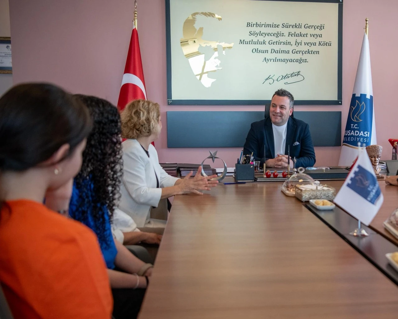 BELEDİYE BAŞKAN VEKİLİ TAHSİN DEMİRTAŞ, SANAT VE EDEBİYAT ALANINDA DERECE ALAN ÖĞRENCİLERİ MAKAMINDA AĞIRLADI