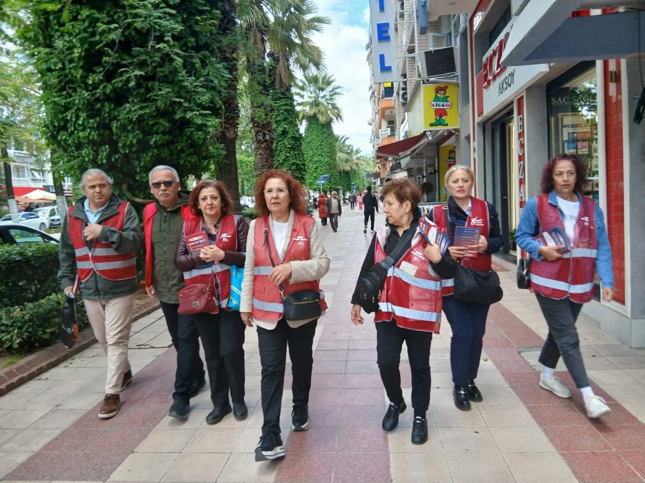 CHP AYDIN KADIN KOLLARI SAHAYA İNDİ AYŞE ÖZDEMİR, “HALKIN SESİNİ DİNLİYORUZ”