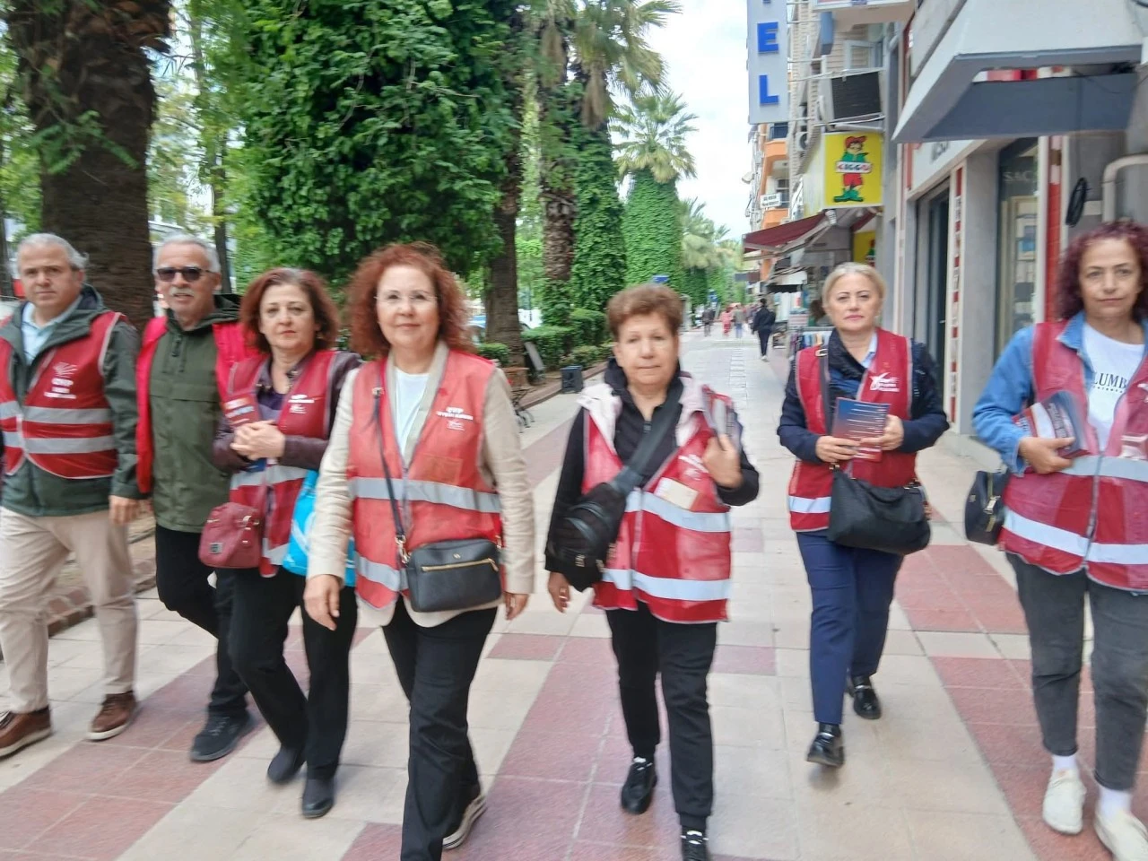 CHP AYDIN KADIN KOLLARI SAHAYA İNDİ AYŞE ÖZDEMİR, “HALKIN SESİNİ DİNLİYORUZ”