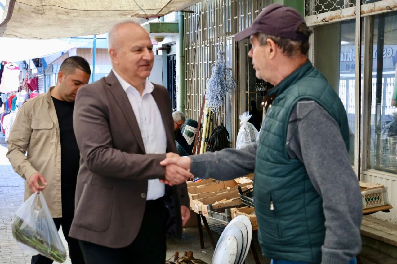 BAŞKAN KIVRAK GÜNE SEMT PAZARINDA HEMŞEHRİLERİYLE BAŞLADI