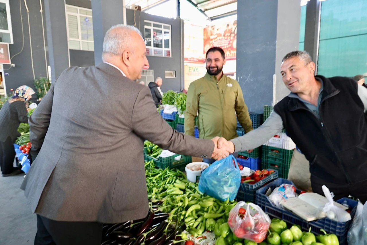 BAŞKAN KIVRAK GÜNE SEMT PAZARINDA HEMŞEHRİLERİYLE BAŞLADI