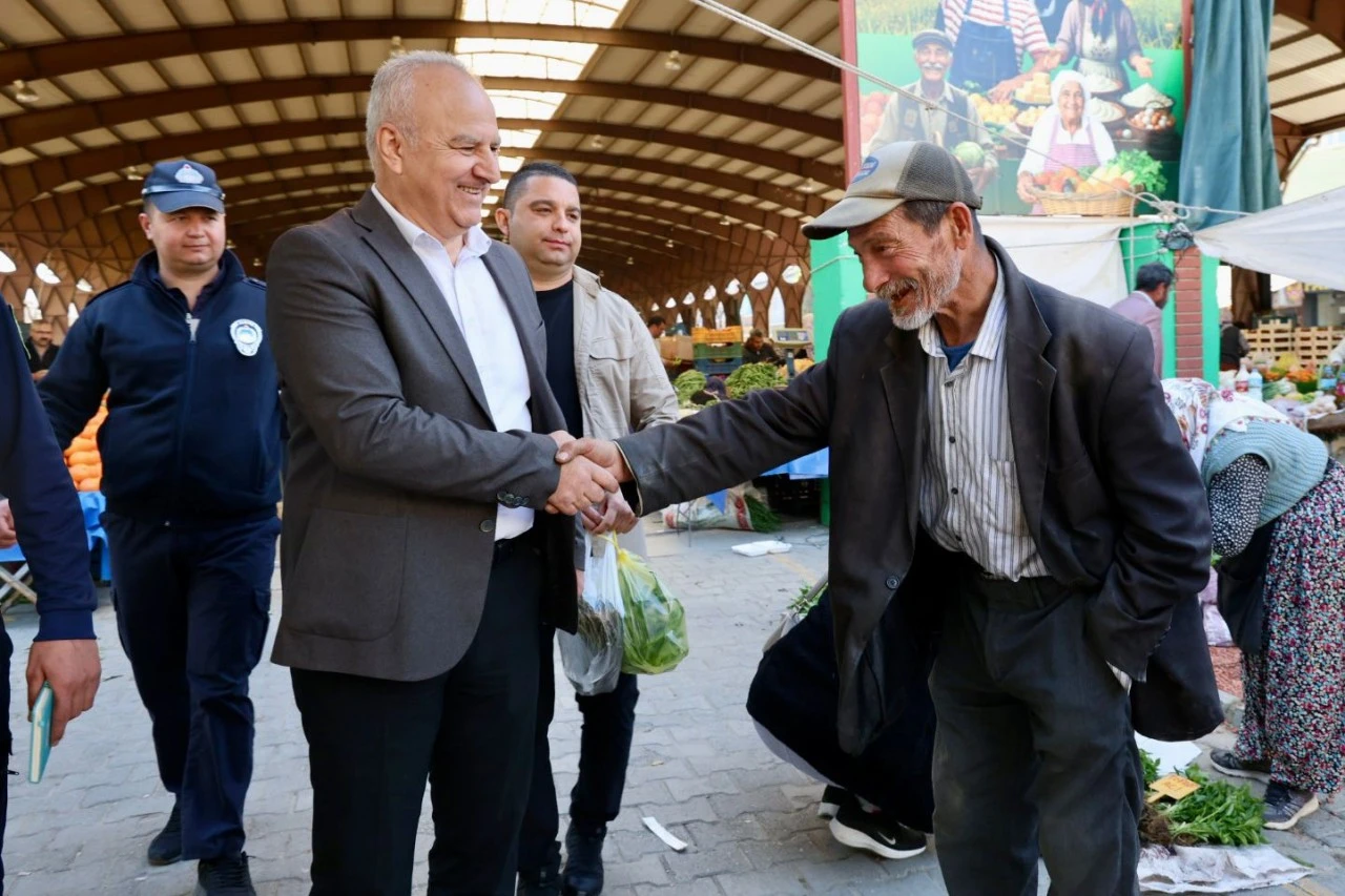 BAŞKAN KIVRAK GÜNE SEMT PAZARINDA HEMŞEHRİLERİYLE BAŞLADI