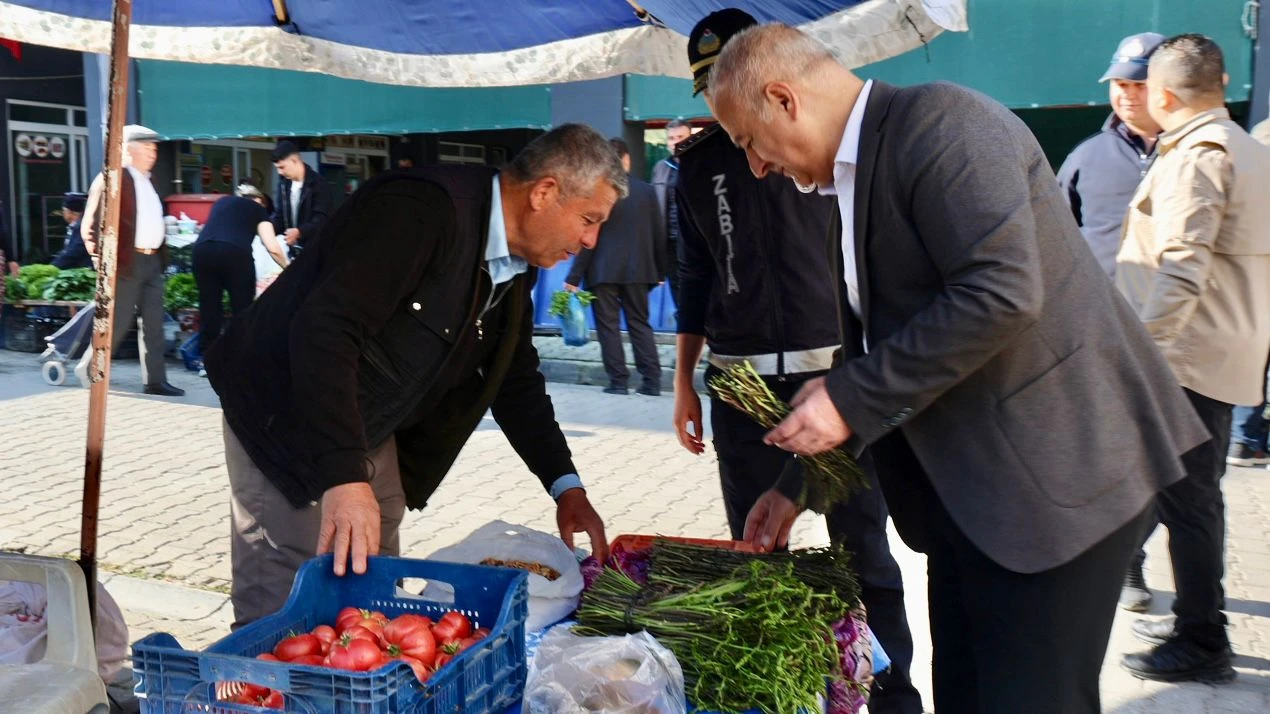 BAŞKAN KIVRAK GÜNE SEMT PAZARINDA HEMŞEHRİLERİYLE BAŞLADI