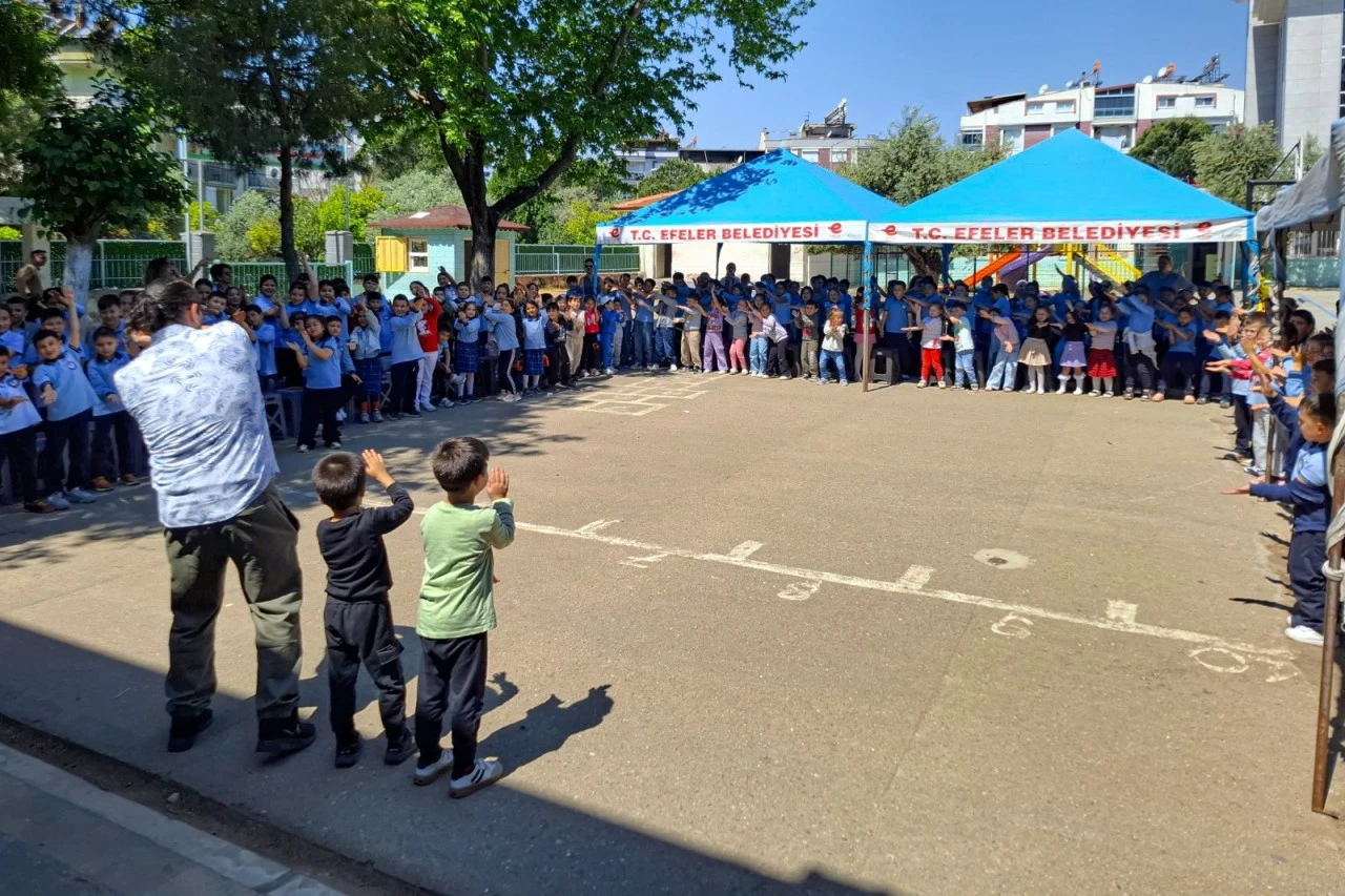 EFELER’İN SANATÇILARI ÇOCUKLAR İÇİN SAHNEYE ÇIKTI