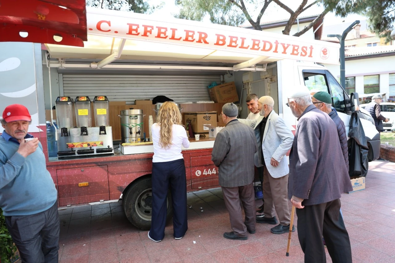 EFELER’İN HALKÇI BAŞKANI ANIL YETİŞKİN’DEN VATANDAŞLARA ÇAY İKRAMI