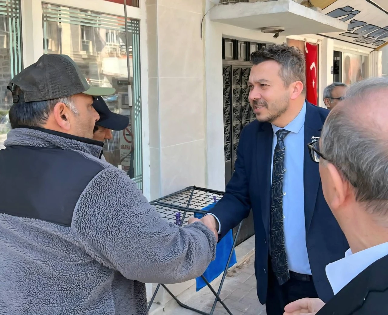 İKTİDARIN “PEMBE TABLOSU” KUYUCAK PAZARINDA DAĞILDI
