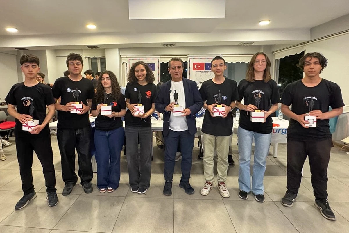 EFELER’DE TEKNOLOJİ RÜZGARI:  GENÇ YAZILIMCILAR TASARLADI BAŞKAN YETİŞKİN TEBRİK ETTİ