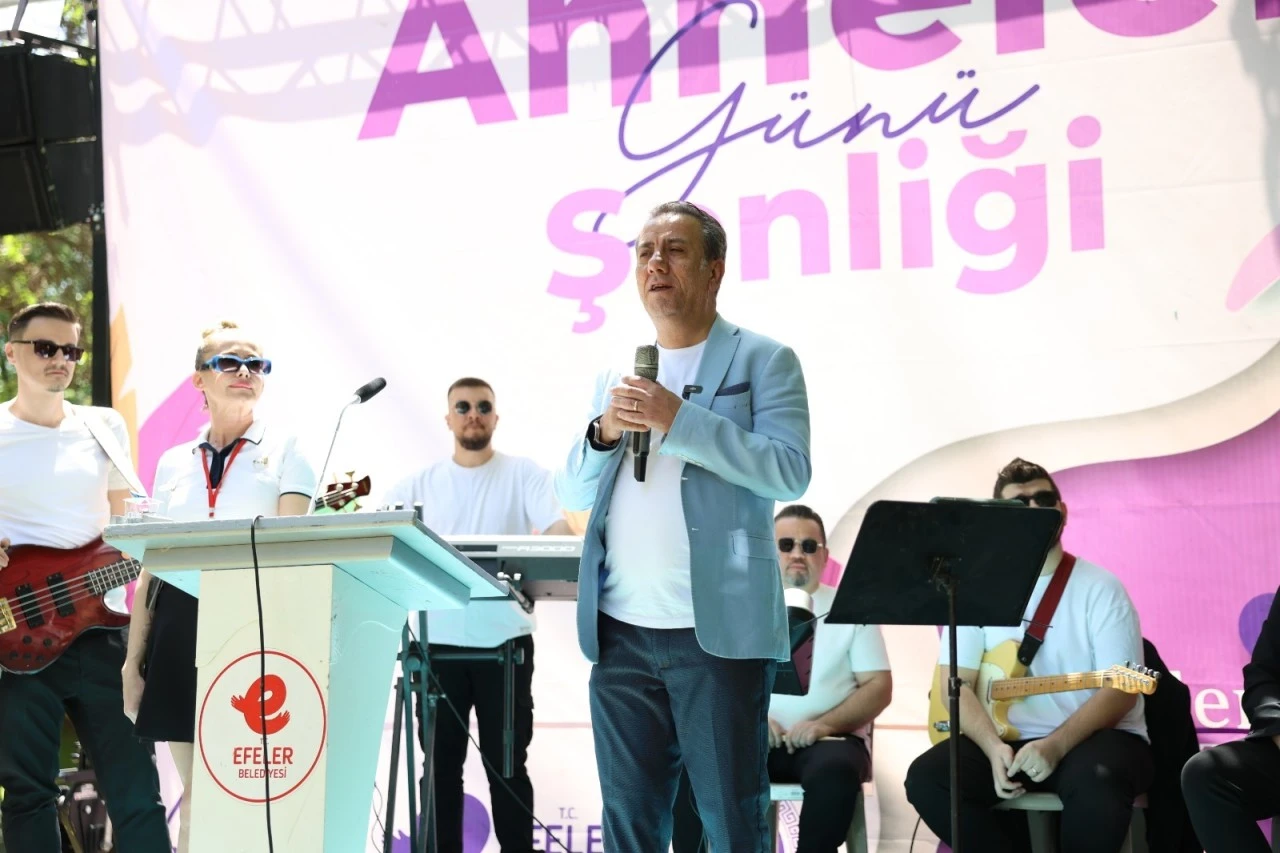 EFELER’DE ANNELER GÜNÜ COŞKUSU: BAŞKAN ANIL YETİŞKİN VATANDAŞLARLA KUCAKLAŞTI