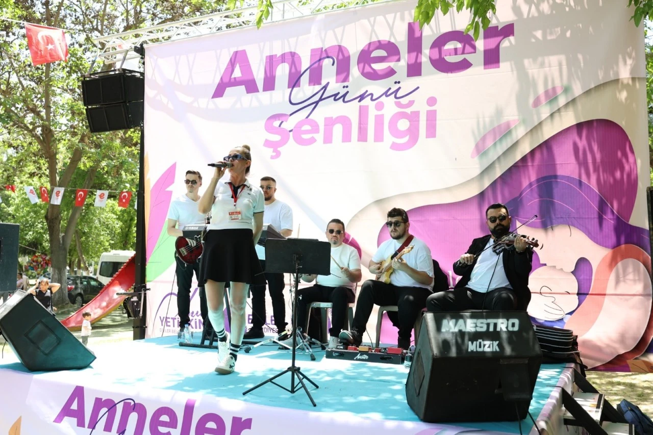 EFELER’DE ANNELER GÜNÜ COŞKUSU: BAŞKAN ANIL YETİŞKİN VATANDAŞLARLA KUCAKLAŞTI