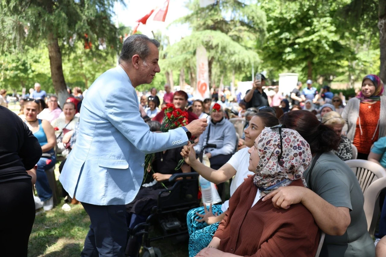 EFELER’DE ANNELER GÜNÜ COŞKUSU: BAŞKAN ANIL YETİŞKİN VATANDAŞLARLA KUCAKLAŞTI