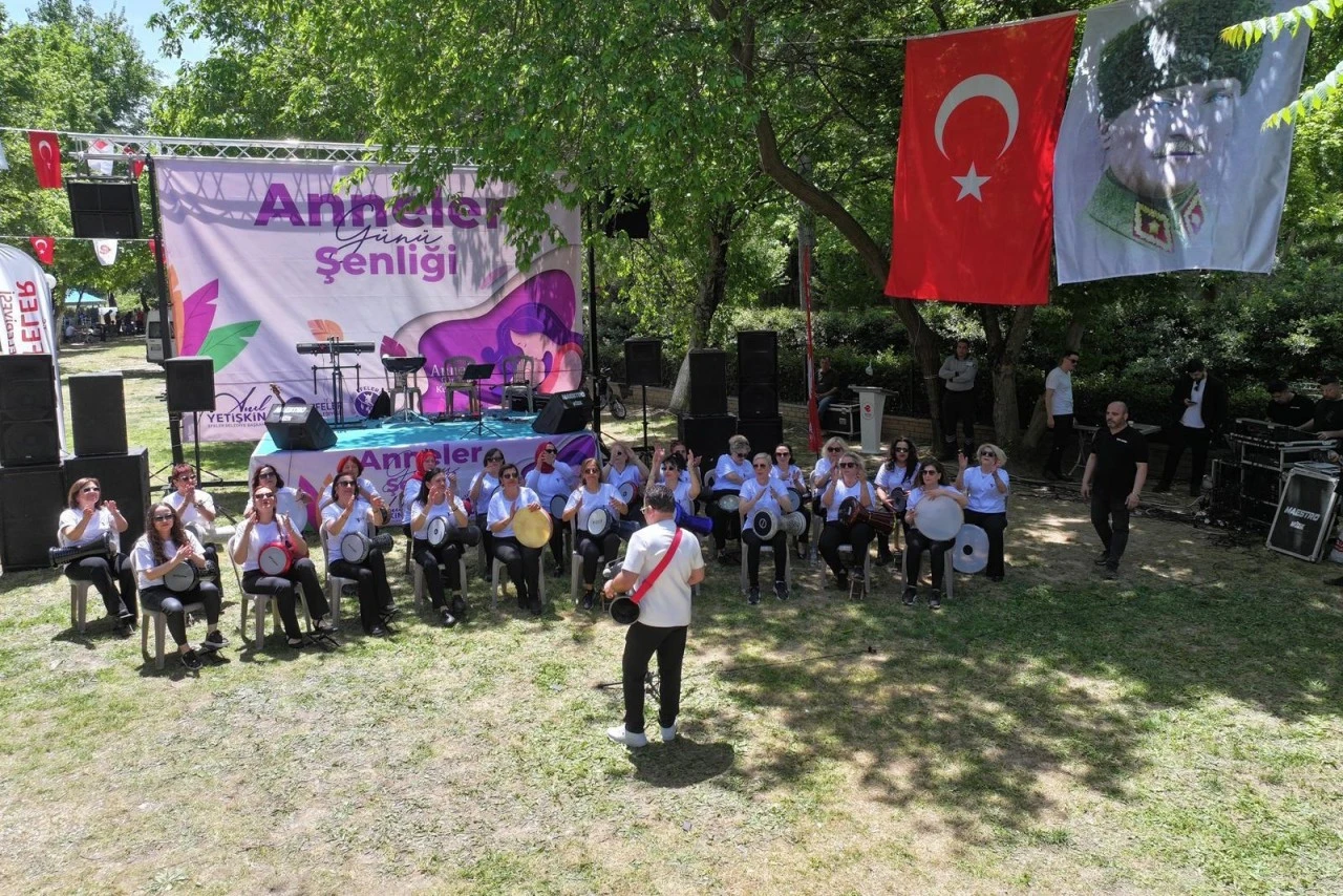 EFELER’DE ANNELER GÜNÜ COŞKUSU: BAŞKAN ANIL YETİŞKİN VATANDAŞLARLA KUCAKLAŞTI