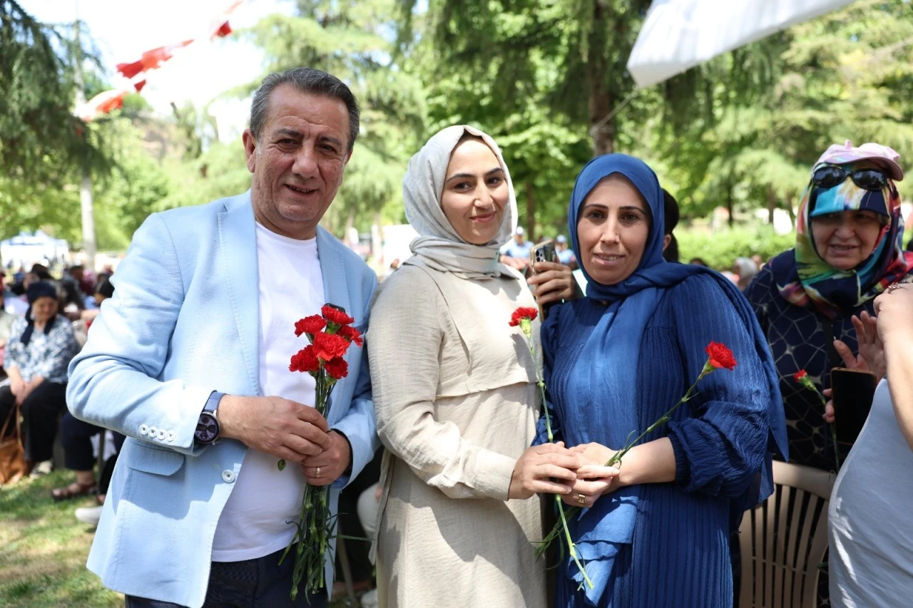 EFELER’DE ANNELER GÜNÜ COŞKUSU: BAŞKAN ANIL YETİŞKİN VATANDAŞLARLA KUCAKLAŞTI