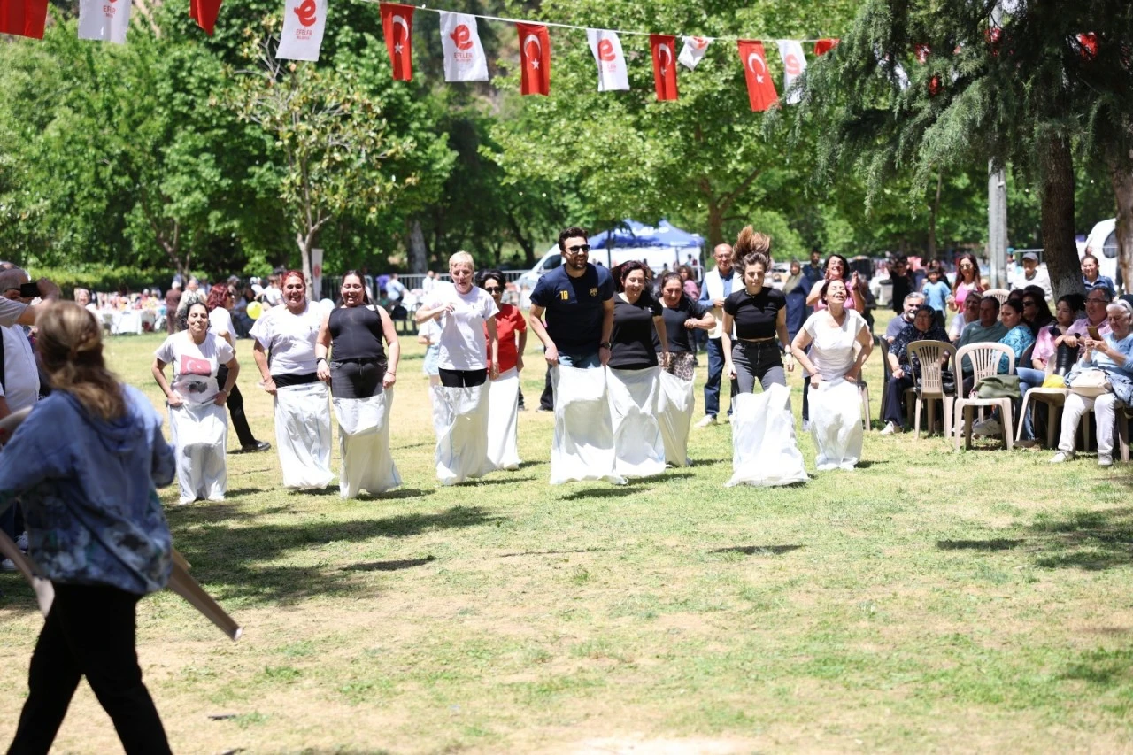 EFELER’DE ANNELER GÜNÜ COŞKUSU: BAŞKAN ANIL YETİŞKİN VATANDAŞLARLA KUCAKLAŞTI