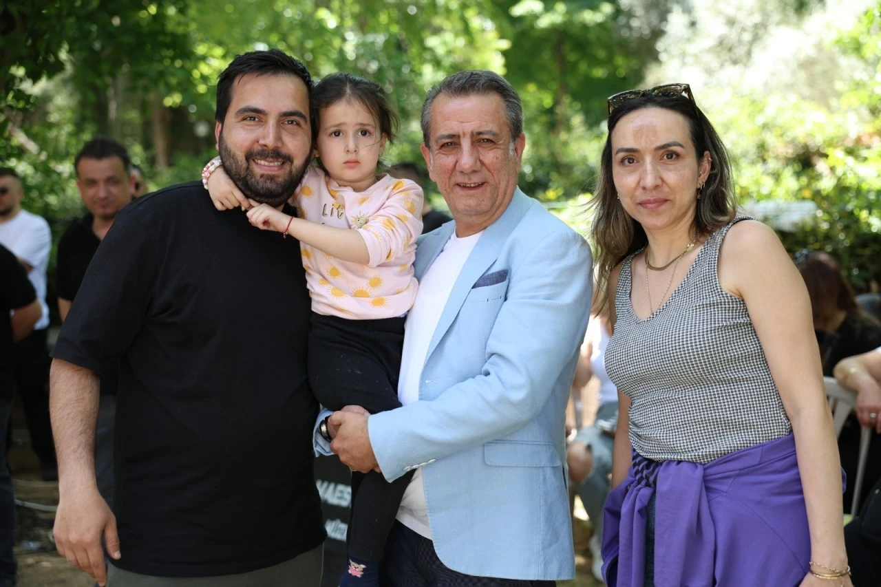 EFELER’DE ANNELER GÜNÜ COŞKUSU: BAŞKAN ANIL YETİŞKİN VATANDAŞLARLA KUCAKLAŞTI