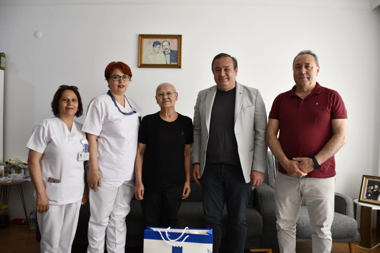 KUŞADASI BELEDİYESİ’NDEN ASIRLIK ÇINARA ANNELER GÜNÜ SÜRPRİZİ