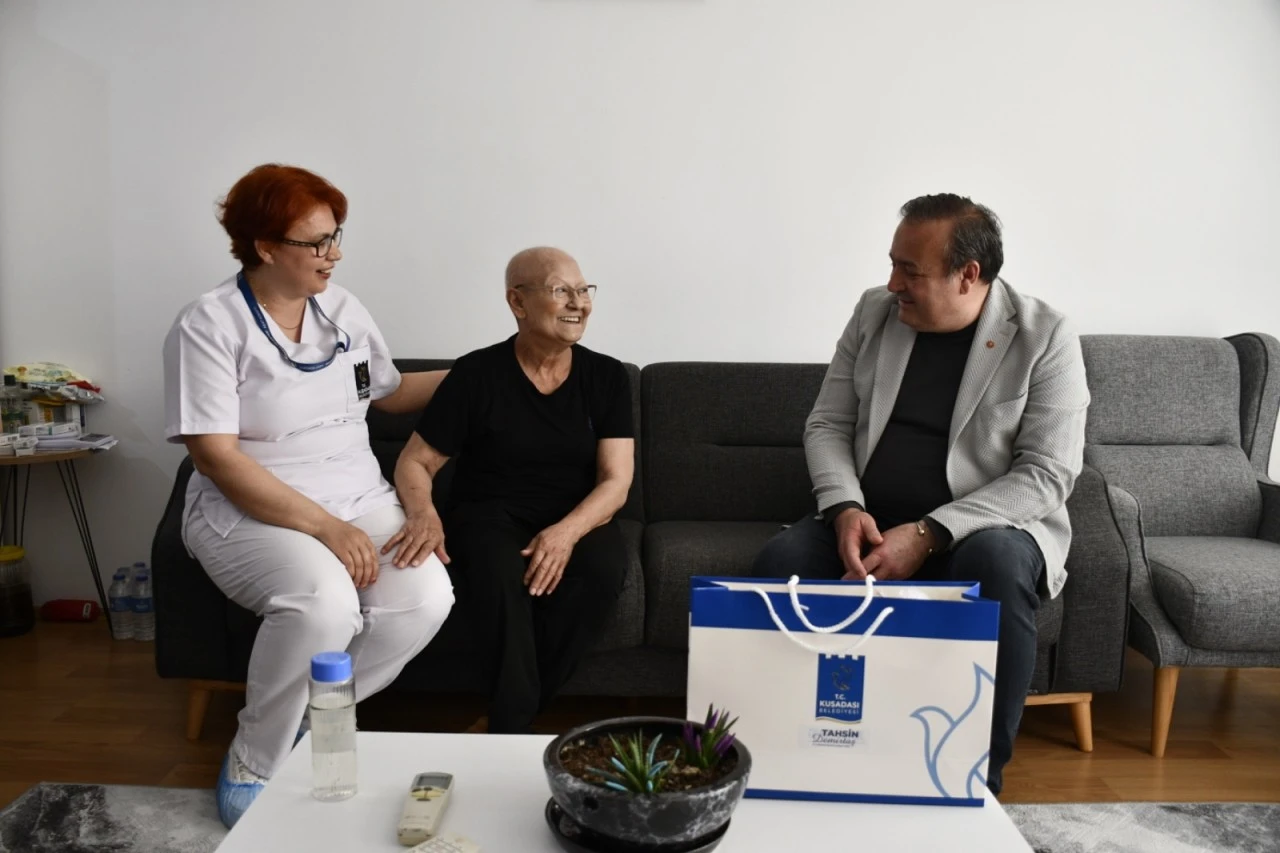 KUŞADASI BELEDİYESİ’NDEN ASIRLIK ÇINARA ANNELER GÜNÜ SÜRPRİZİ