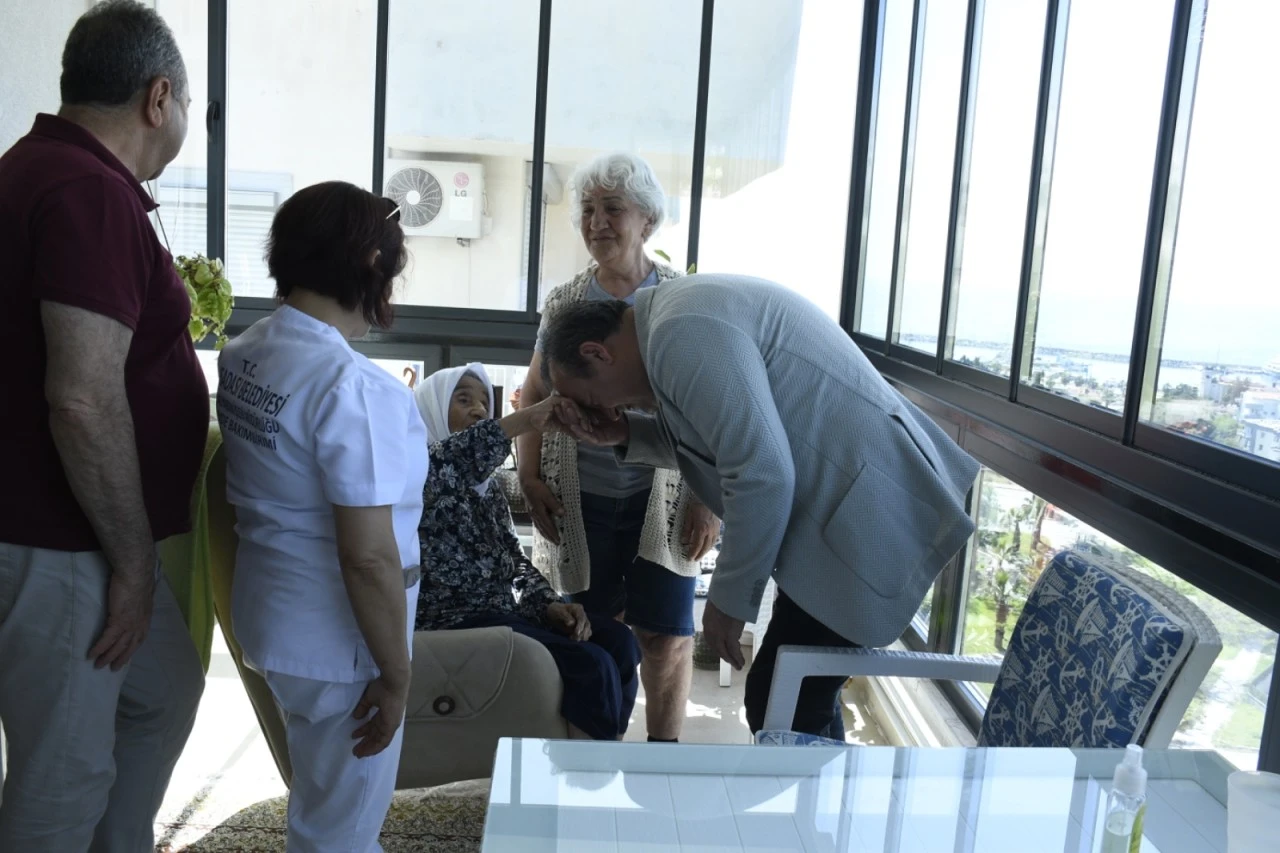 KUŞADASI BELEDİYESİ’NDEN ASIRLIK ÇINARA ANNELER GÜNÜ SÜRPRİZİ