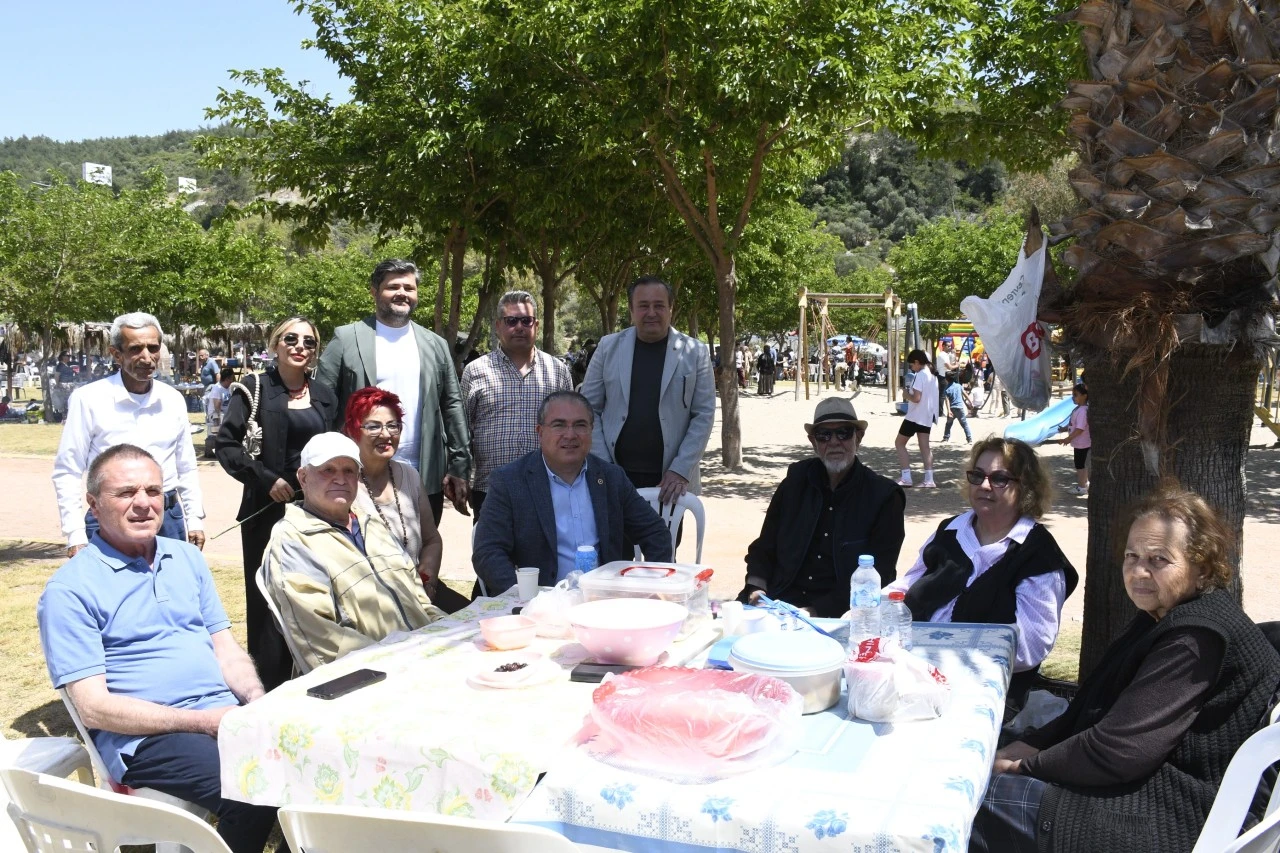  KUŞADASI’NDA DOSTLUK VE DAYANIŞMA PİKNİĞİ: “CANLAR ANNELER GÜNÜ İÇİN BİR ARAYA GELDİ”