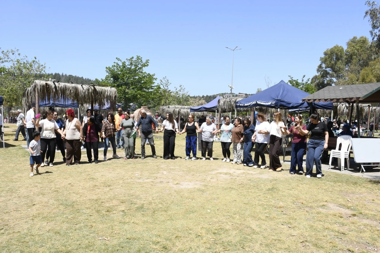  KUŞADASI’NDA DOSTLUK VE DAYANIŞMA PİKNİĞİ: “CANLAR ANNELER GÜNÜ İÇİN BİR ARAYA GELDİ”