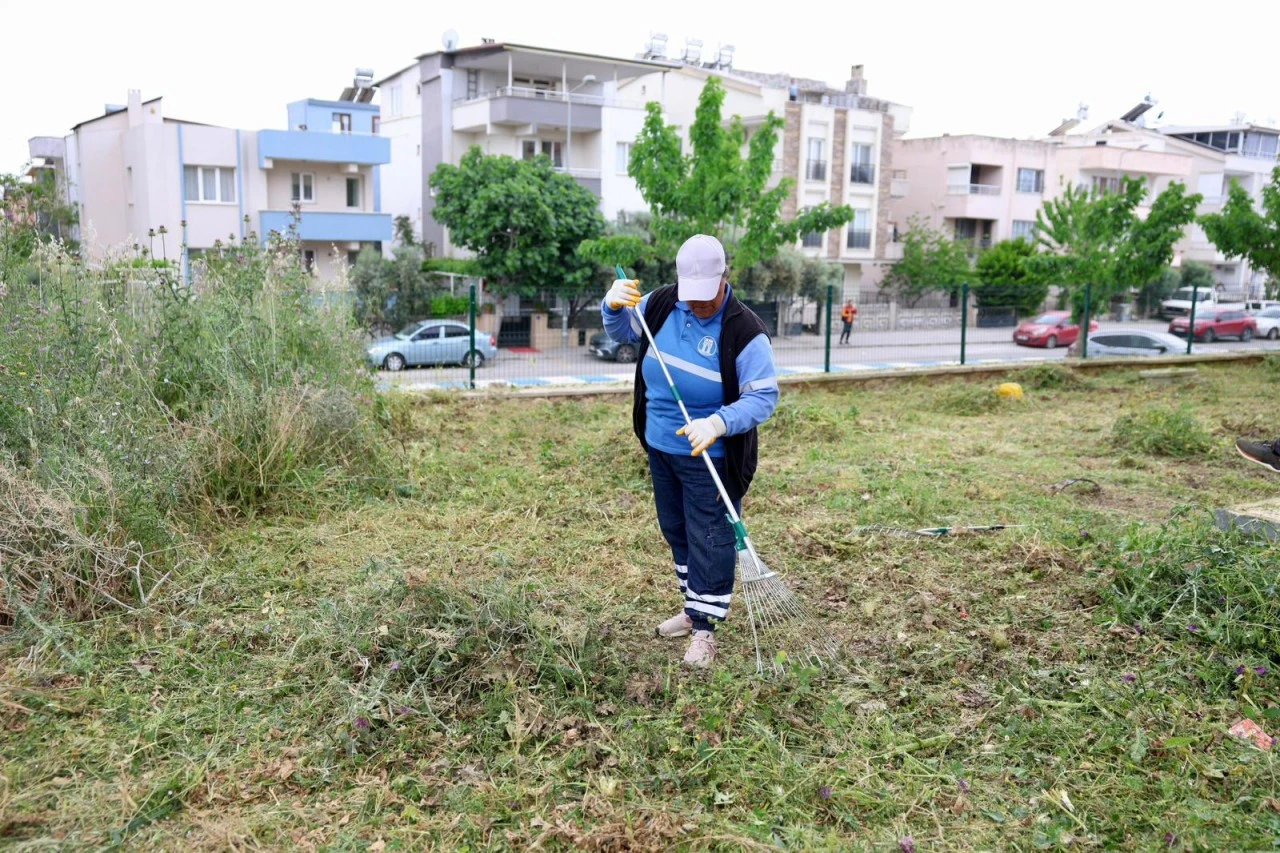 Didim Belediyesi’nden Okullarda Ot Biçme ve Çevre Düzenleme Çalışması