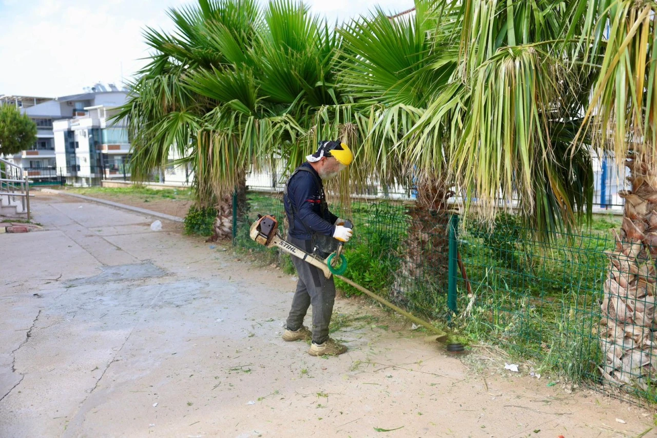 Didim Belediyesi’nden Okullarda Ot Biçme ve Çevre Düzenleme Çalışması