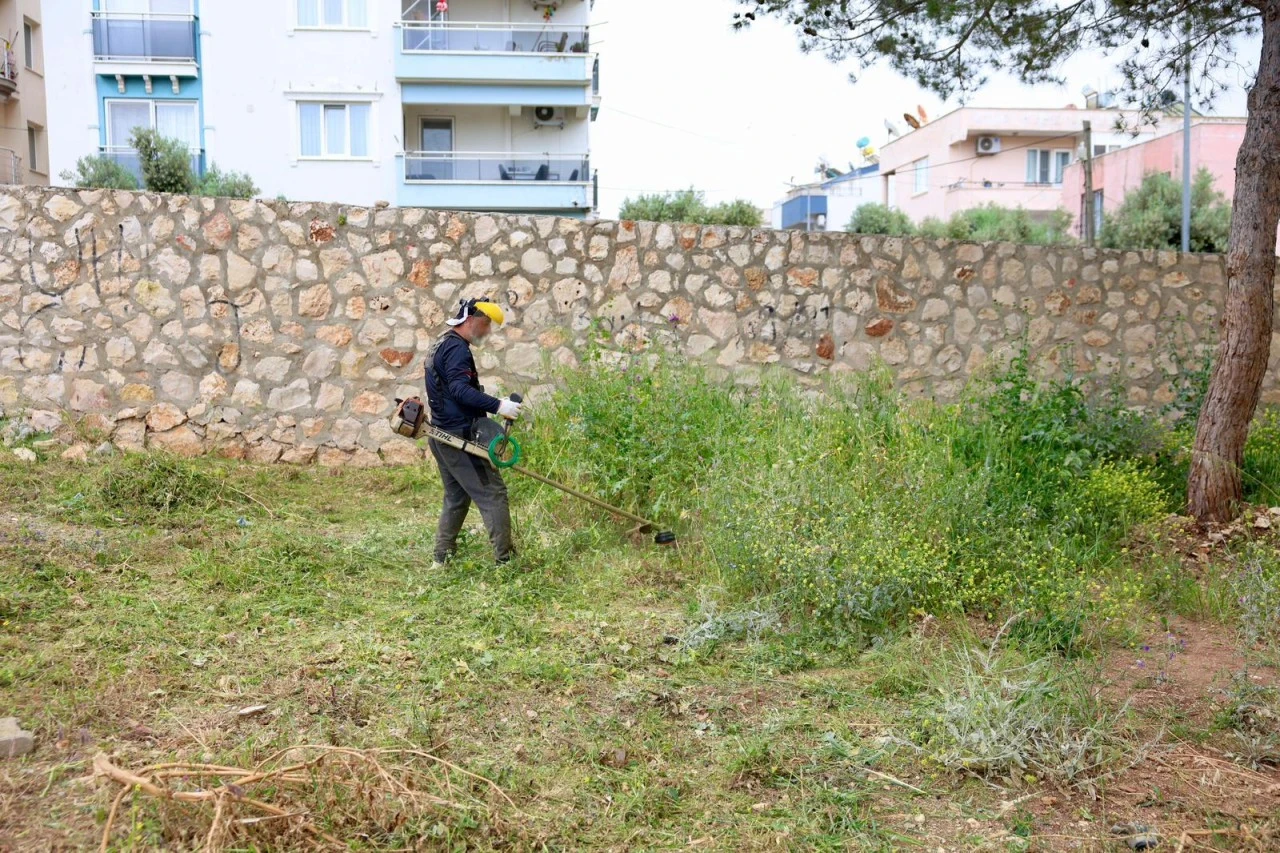 Didim Belediyesi’nden Okullarda Ot Biçme ve Çevre Düzenleme Çalışması
