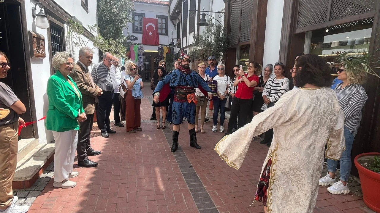 KUŞADASI’NDA SANATIN GÜCÜ KADININ HİKÂYESİYLE BULUŞTU