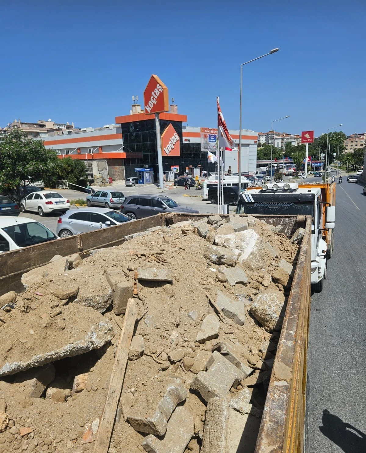 KUŞADASI’NDA UYGUNSUZ HAFRİYAT KAMYONLARINA CEZA