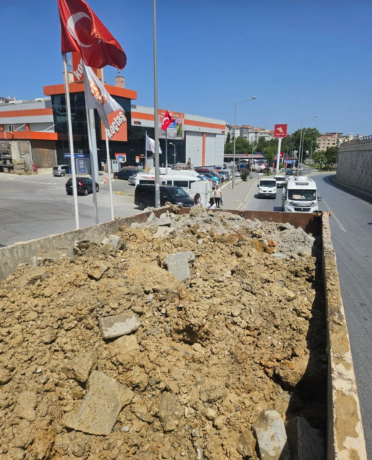 KUŞADASI’NDA UYGUNSUZ HAFRİYAT KAMYONLARINA CEZA