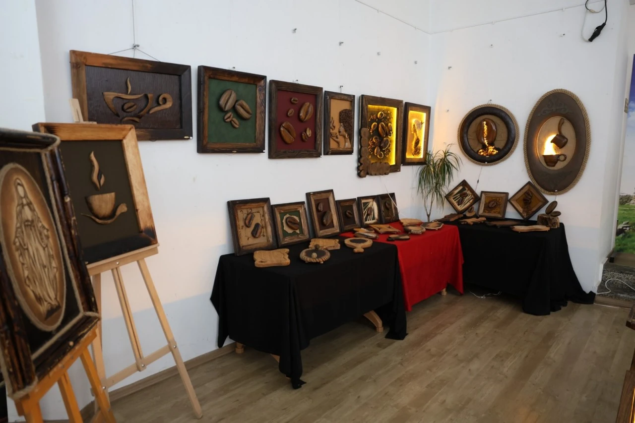 BAŞKAN YETİŞKİN SÖZÜNÜ TUTTU EFELER’DE AHŞAP SANAT SERGİSİ AÇILDI