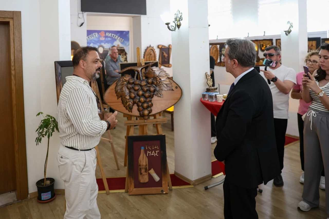 BAŞKAN YETİŞKİN SÖZÜNÜ TUTTU EFELER’DE AHŞAP SANAT SERGİSİ AÇILDI