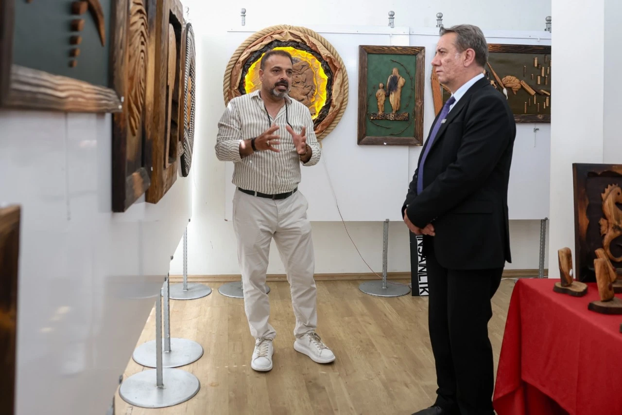 BAŞKAN YETİŞKİN SÖZÜNÜ TUTTU EFELER’DE AHŞAP SANAT SERGİSİ AÇILDI