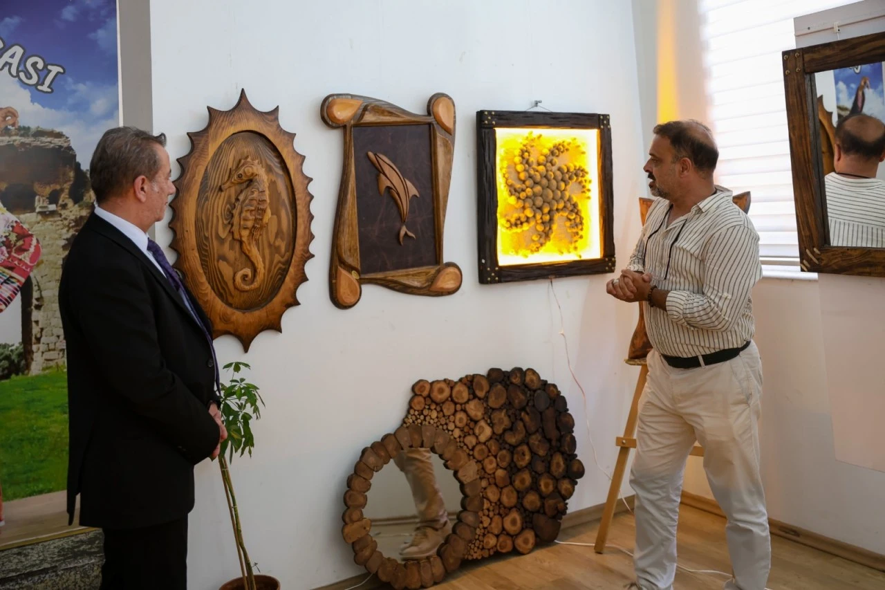 BAŞKAN YETİŞKİN SÖZÜNÜ TUTTU EFELER’DE AHŞAP SANAT SERGİSİ AÇILDI