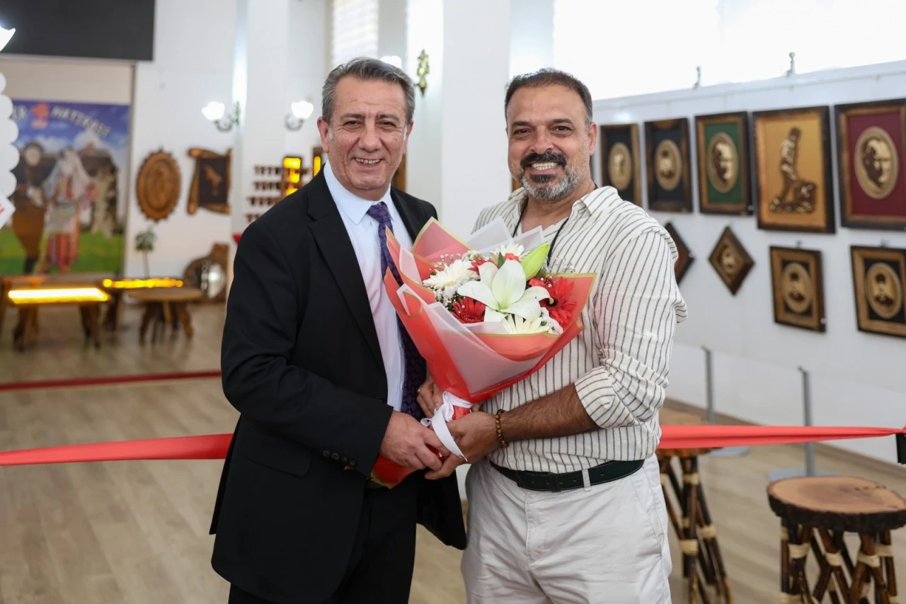 BAŞKAN YETİŞKİN SÖZÜNÜ TUTTU EFELER’DE AHŞAP SANAT SERGİSİ AÇILDI