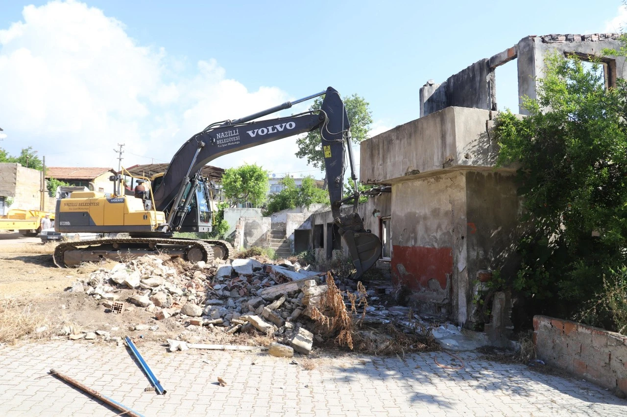 NAZİLLİ’DE 25’İNCİ METRUK BİNA YIKILDI