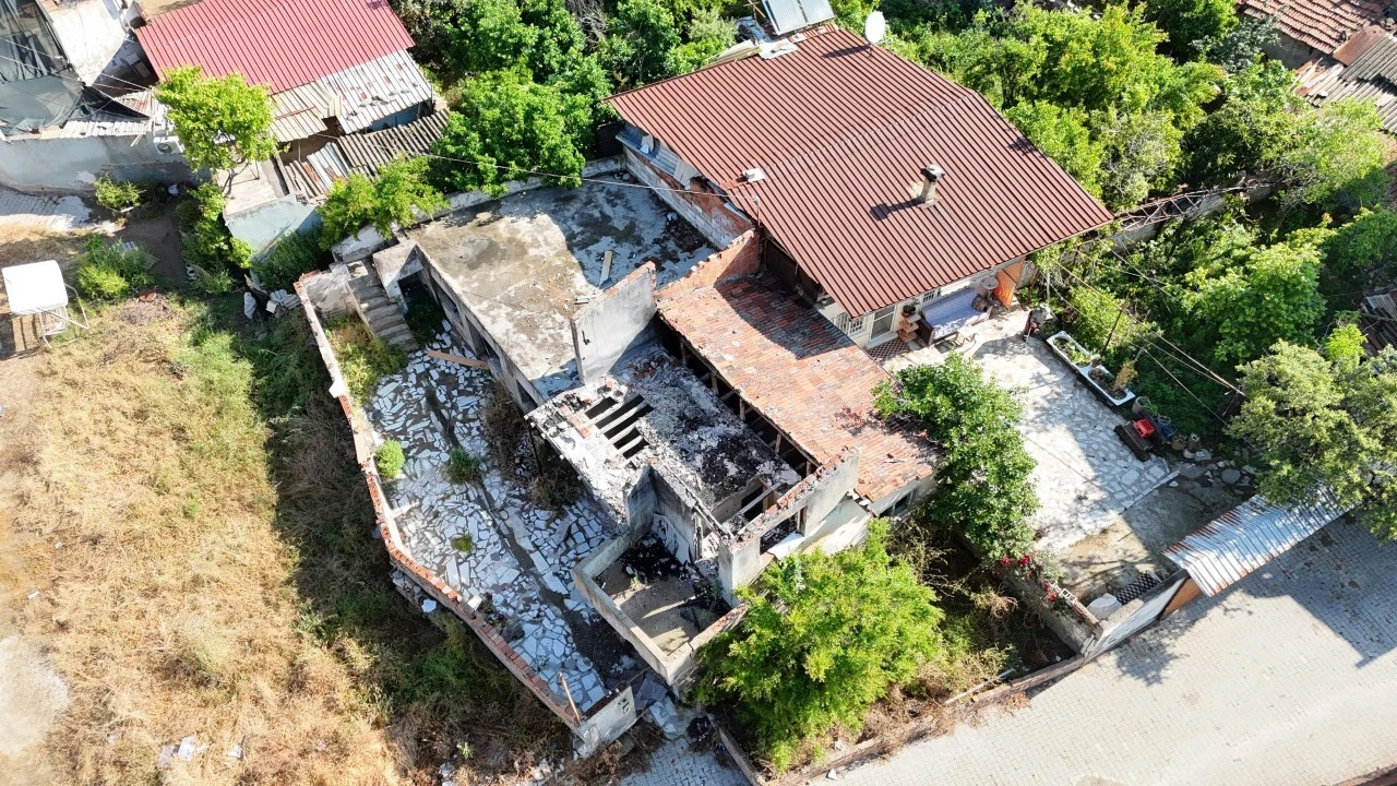 NAZİLLİ’DE 25’İNCİ METRUK BİNA YIKILDI