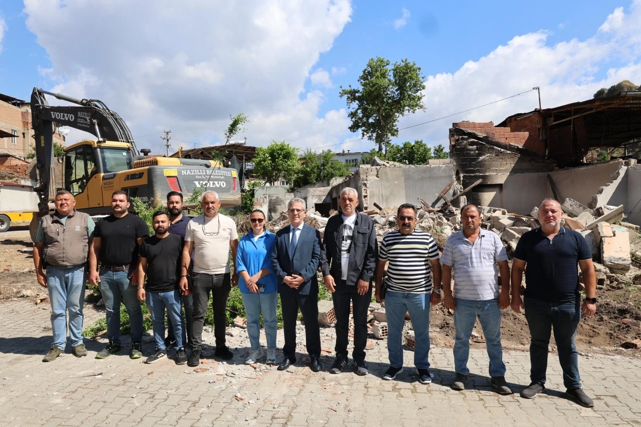 NAZİLLİ’DE 25’İNCİ METRUK BİNA YIKILDI