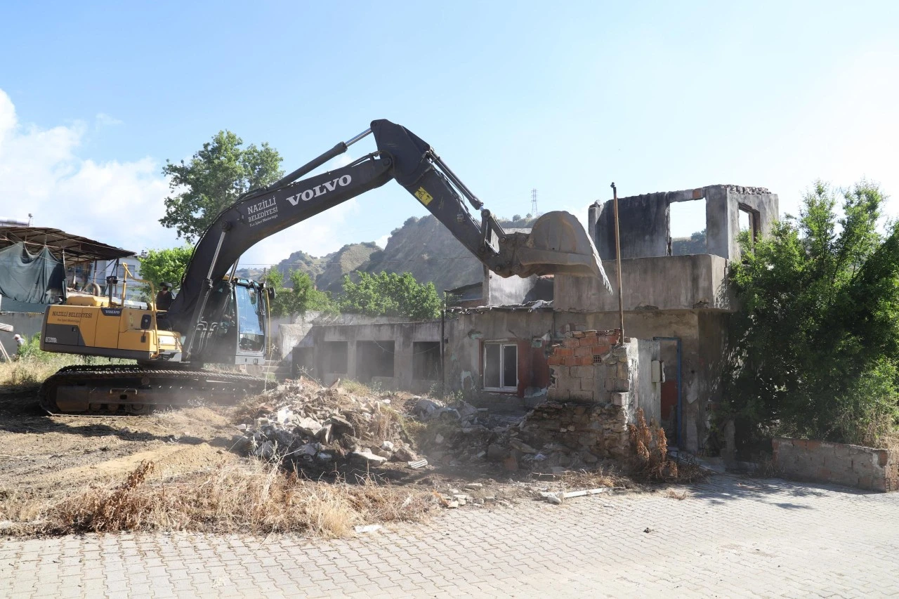 NAZİLLİ’DE 25’İNCİ METRUK BİNA YIKILDI